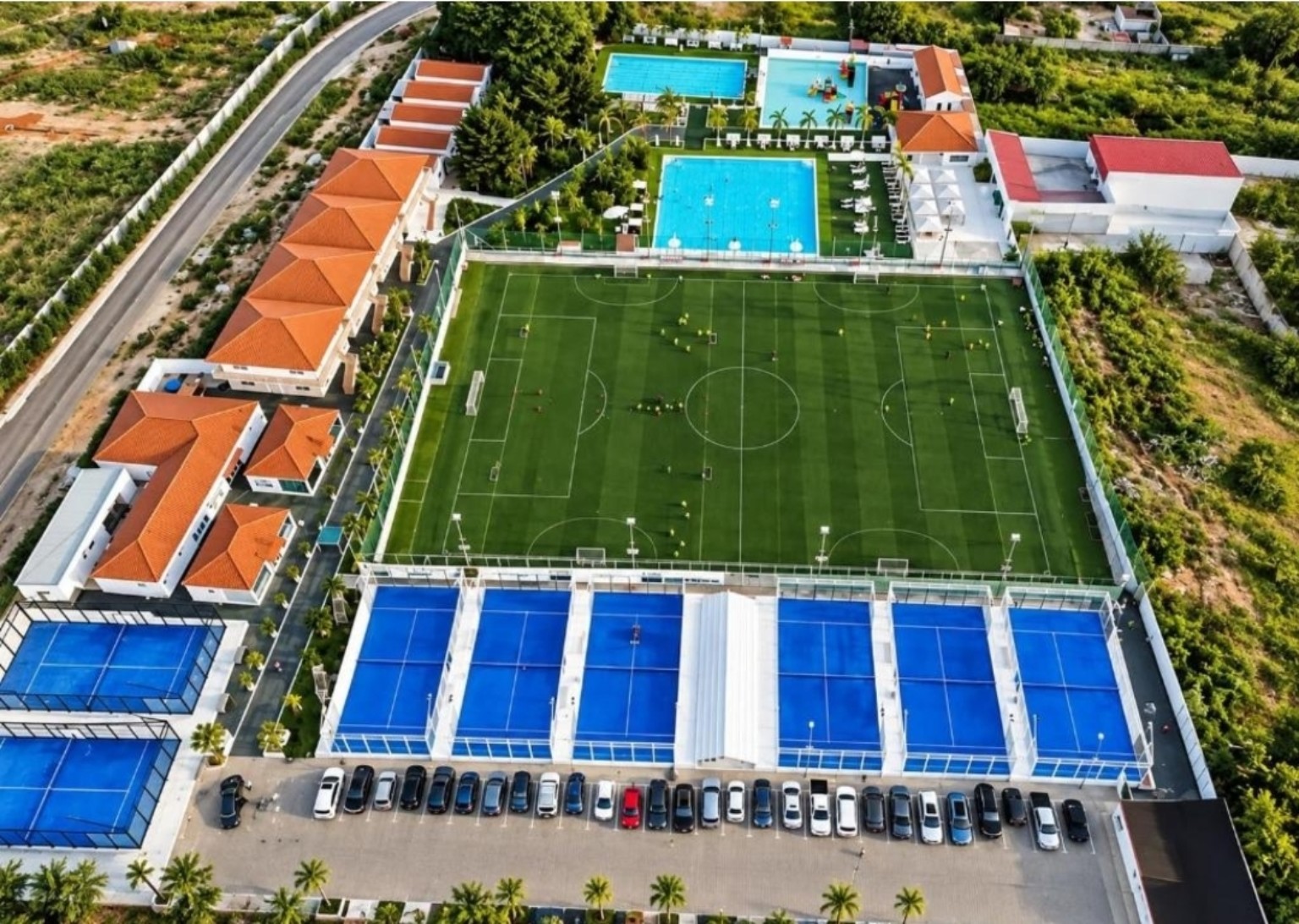 Campo de futebol convertível do DSR Angola visto de cima
