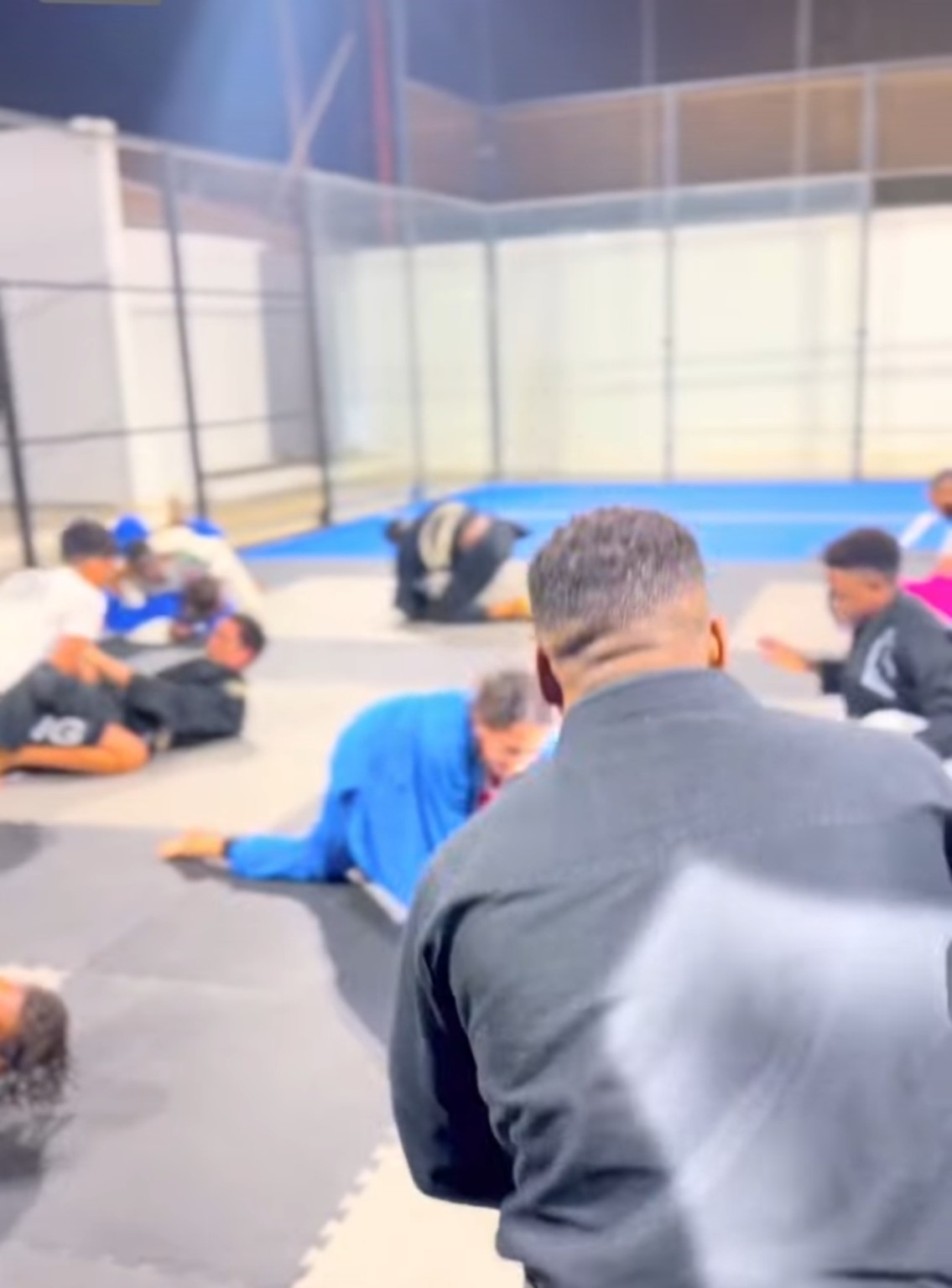 Praticantes num treino de jiu-jitsu