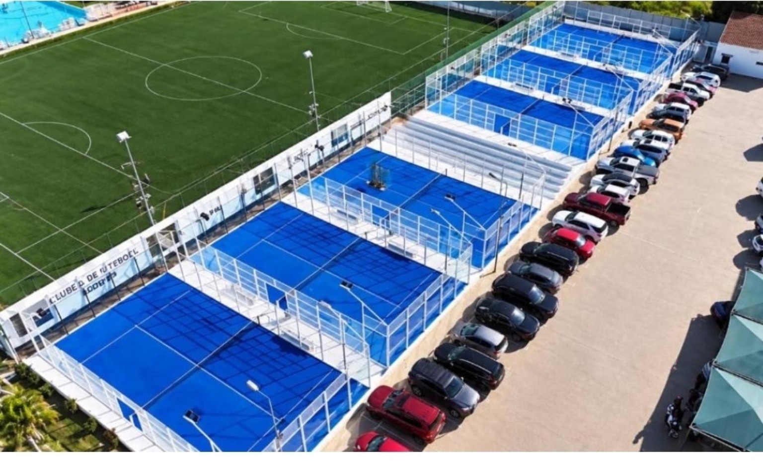 Vista aérea de seis campos de padel junto ao futebol